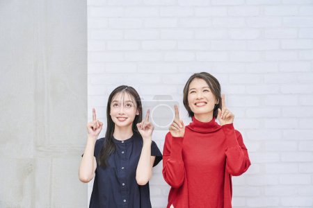 Téléchargez les photos : Deux femmes japonaises pointant vers le haut à l'intérieur - en image libre de droit