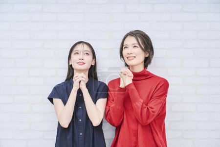 Téléchargez les photos : Deux Japonaises posent en prière - en image libre de droit