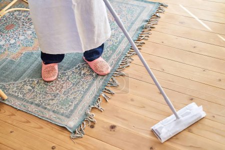 Téléchargez les photos : Jeune femme nettoyer le plancher dans la chambre - en image libre de droit