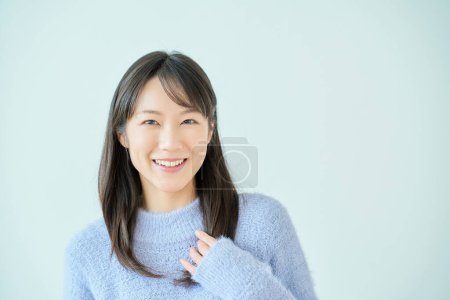 Téléchargez les photos : Jeune femme souriante et fond blanc dans la chambre - en image libre de droit