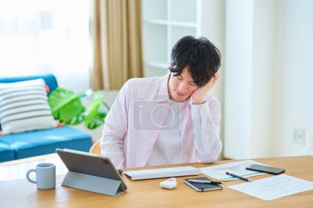 Téléchargez les photos : Jeune homme prenant une pause tout en travaillant sur un ordinateur - en image libre de droit
