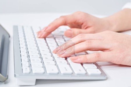 Téléchargez les photos : Mains d'une femme tapant sur un clavier - en image libre de droit