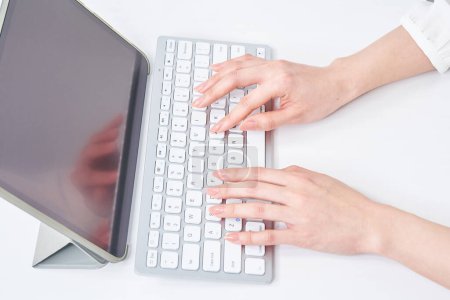 Foto de Manos de una mujer escribiendo en un teclado - Imagen libre de derechos