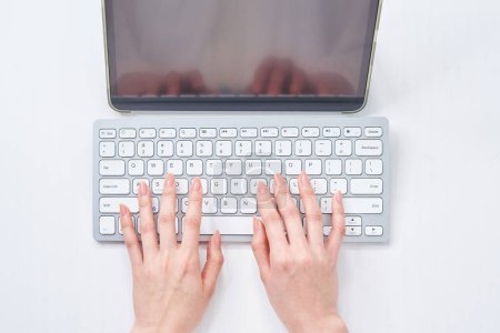 Téléchargez les photos : Mains d'une femme tapant sur un clavier - en image libre de droit