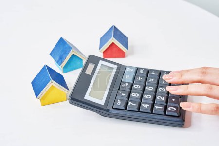 Foto de Coloridos modelos de casa y calculadora en el talbo - Imagen libre de derechos