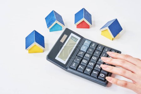 Foto de Coloridos modelos de casa y calculadora en el talbo - Imagen libre de derechos