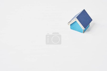 Foto de Modelo de casa azul colocado sobre una mesa blanca - Imagen libre de derechos