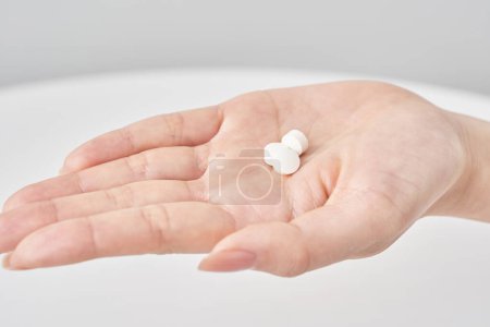 Foto de Varias píldoras en la mano y fondo blanco - Imagen libre de derechos