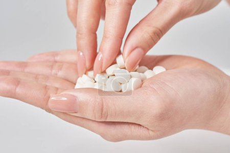 Foto de Many pills in the palm and white background - Imagen libre de derechos