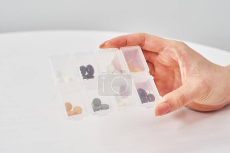 Foto de Tabletas en estuches de plástico separados individualmente y fondo blanco - Imagen libre de derechos