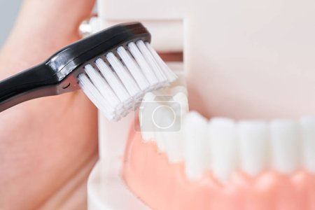 Zähneputzen mit einer Zahnbürste und weißem Hintergrund
