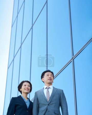 Foto de Hombre y mujer en trajes y arquitectura moderna en buen día - Imagen libre de derechos