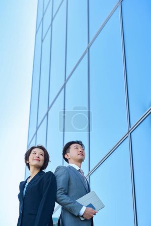 Foto de Hombre y mujer en trajes y arquitectura moderna en buen día - Imagen libre de derechos