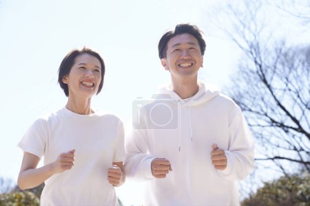 Téléchargez les photos : Homme et femme courant côte à côte le beau jour - en image libre de droit