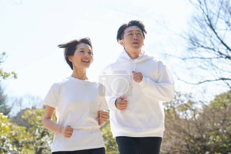 Foto de Hombre y mujer corriendo uno al lado del otro en un buen día - Imagen libre de derechos