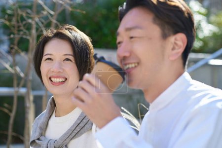 Téléchargez les photos : Homme et femme parlent intimement à l'extérieur - en image libre de droit