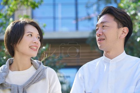 Téléchargez les photos : Homme et femme parlent intimement à l'extérieur - en image libre de droit