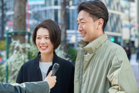 Hommes et femmes d'âge moyen interviewés dans la rue