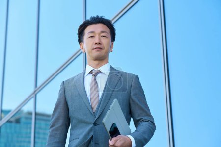 Téléchargez les photos : Homme d'affaires en costume regardant le ciel à l'extérieur - en image libre de droit