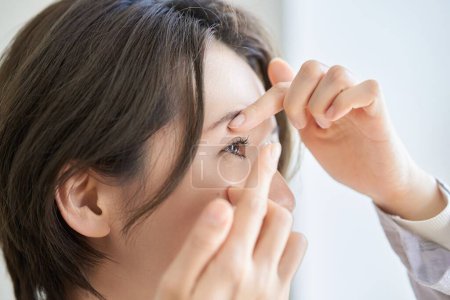 Frau trägt Kontaktlinsen im Haus