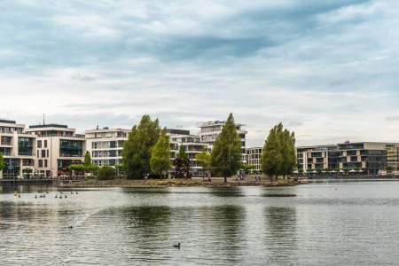 Vista del lago Phoenix (Phoenixsee) en Dortmund, Alemania, espacio para copiar
