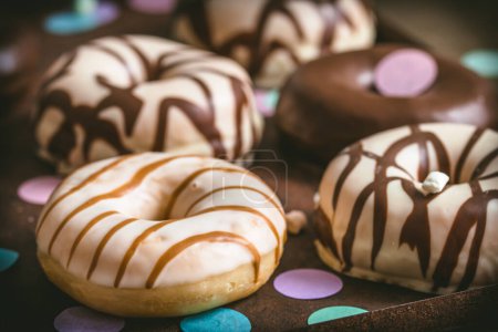 Téléchargez les photos : Chocolate Donuts, Berliner, Krapfen on a rusty tray on dark background, close-up - en image libre de droit