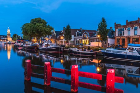Foto de View of the illuminated historical part of the city of Lemmer in Friesland, Netherlands after sunset - Imagen libre de derechos