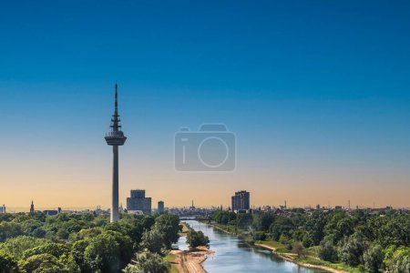 Foto de Vista al Fernmeldeturm y al río Neckar en Mannheim, Alemania. Torre de telecomunicaciones de televisión. Hermosa luz de noche. Copiar espacio. - Imagen libre de derechos