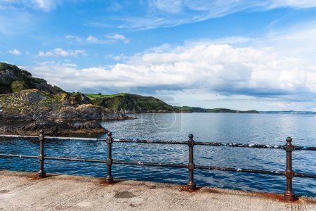 Téléchargez les photos : Jetée dans la mer avec balustrades et vue sur la côte rocheuse de Cornouailles du Sud, Royaume-Uni - en image libre de droit