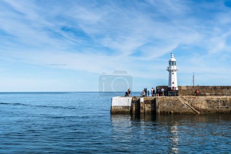 Téléchargez les photos : Mevagissey, Cornouailles, Royaume-Uni - 16 août 2023 : Le phare de Mevagissey sur la côte sud de Cornouailles - en image libre de droit
