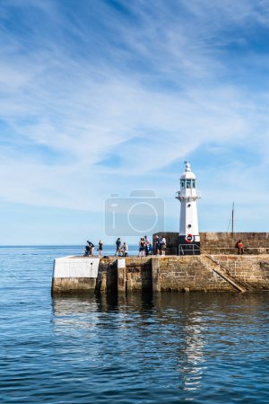Téléchargez les photos : Mevagissey, Cornouailles, Royaume-Uni - 16 août 2023 : Le phare de Mevagissey sur la côte sud de Cornouailles - en image libre de droit