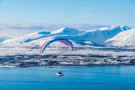 Foto de Parapente volando sobre la ciudad noruega del norte Tromso en invierno - Imagen libre de derechos