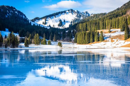 Winterlich verschneiter Spitzingsee in den Alpen in Bayern, mit wunderschönem Spiegelbild