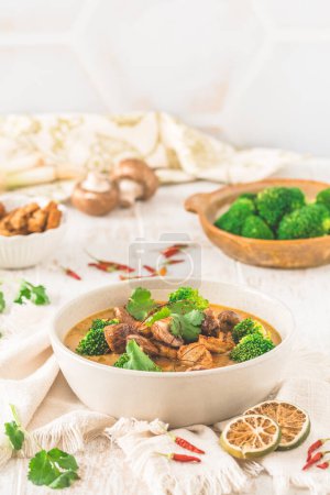 Foto de Sopa de Tom Kha Gai con varias verduras y sustitutos de carne asada de pollo o soja. Variantes veganas o no veganas. - Imagen libre de derechos