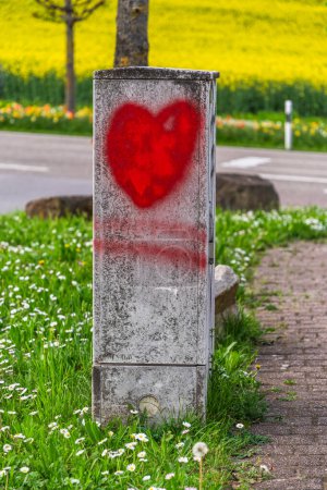 Téléchargez les photos : Boîte électrique avec un cœur rouge peint par pulvérisation, verticale - en image libre de droit