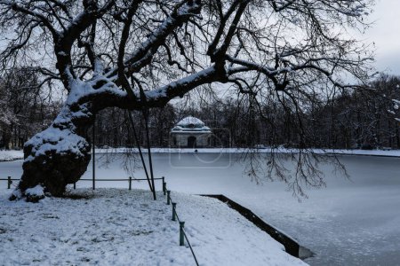Foto de Fuente Hubertus en invierno, cielo azul, Munich - Imagen libre de derechos