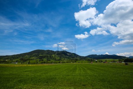 Unterammergau in Bayern, im Hintergrund Felder und Berge