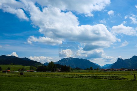 Unterammergau in Bayern, im Hintergrund Felder und Berge