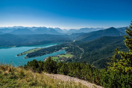 Der Walchensee ist einer der tiefsten (maximale Tiefe: 190 m) und zugleich einer der groessten (16,40 km) Alpenseen Deutschlands. Er liegt 75 km suedlich von Muenchen in den Bayerischen Voralpen, auf 800 m Meereshoehe. 