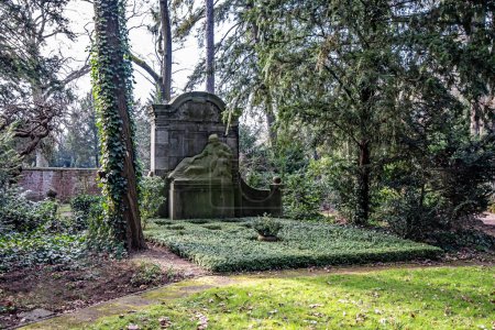Der Hauptfriedhof von Frankfurt am Main wurde 1828 eroeffnet. Er liegt an der Eckenheimer Landstrasse und bildet dort zusammen mit den beiden direkt angrenzenden juedischen Friedhoe-fen einen der groessten Friedhofkomplexe Deutschlands. 