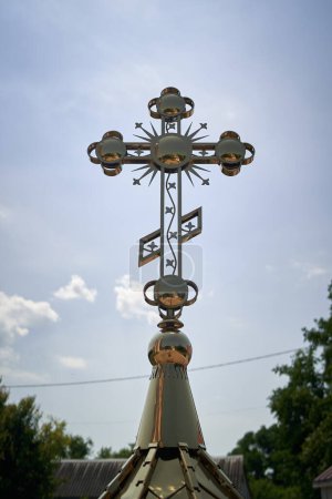 Téléchargez les photos : Photo verticale d'une croix de métal chrétienne contre un ciel bleu - en image libre de droit
