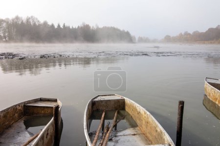 Téléchargez les photos : Étang drainé, brouillards au-dessus de l'étang, paysage d'automne près de l'étang drainé, punt par l'étang - en image libre de droit