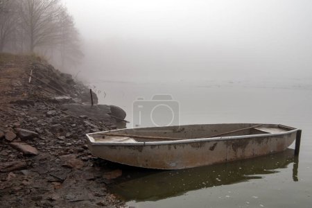 Téléchargez les photos : Étang drainé, brouillards au-dessus de l'étang, paysage d'automne près de l'étang drainé, punt par l'étang - en image libre de droit