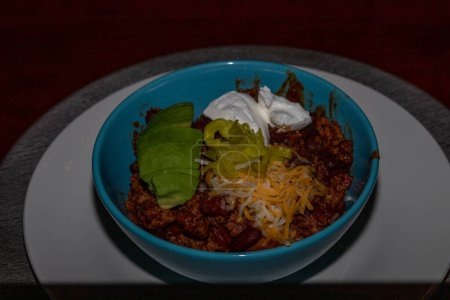 Foto de Texas chili un tazón de rojo vestido y listo para comer. Foto de alta calidad - Imagen libre de derechos