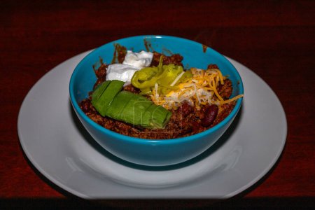 Texas Chili eine Schüssel rot gekleidet und bereit zu essen. Hochwertiges Foto