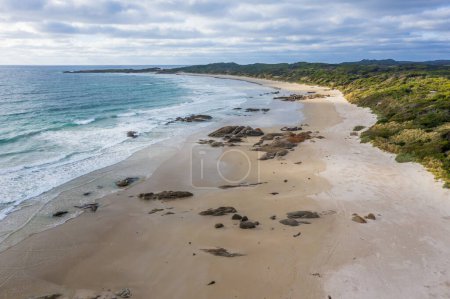 Drohnen-Luftaufnahme von Wellen und einem weißen Sandstrand auf King Island in Tasmanien in Australien