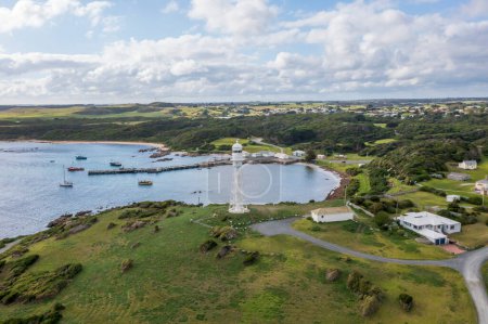 Foto de Drone aerial photograph of the Currie Harbour Lighthouse in Currie on King Island in Tasmania in Australia - Imagen libre de derechos