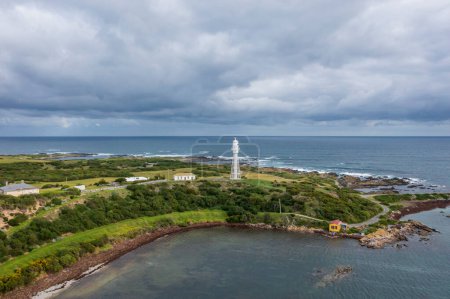 Foto de Drone aerial photograph of the Currie Harbour Lighthouse in Currie on King Island in Tasmania in Australia - Imagen libre de derechos