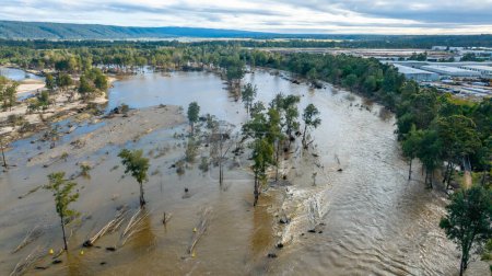 Drohnen-Luftaufnahme der schweren Überschwemmungen des Nepean River und der Überflutungsfläche in Penrith in New South Wales in Australien