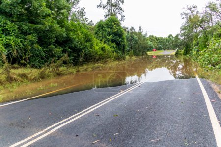 Foto des Wassers auf einer Straße aufgrund schwerer Überschwemmungen im Hawkesbury Nepean River System in der Hawkesbury Region in New South Wales in Australien.